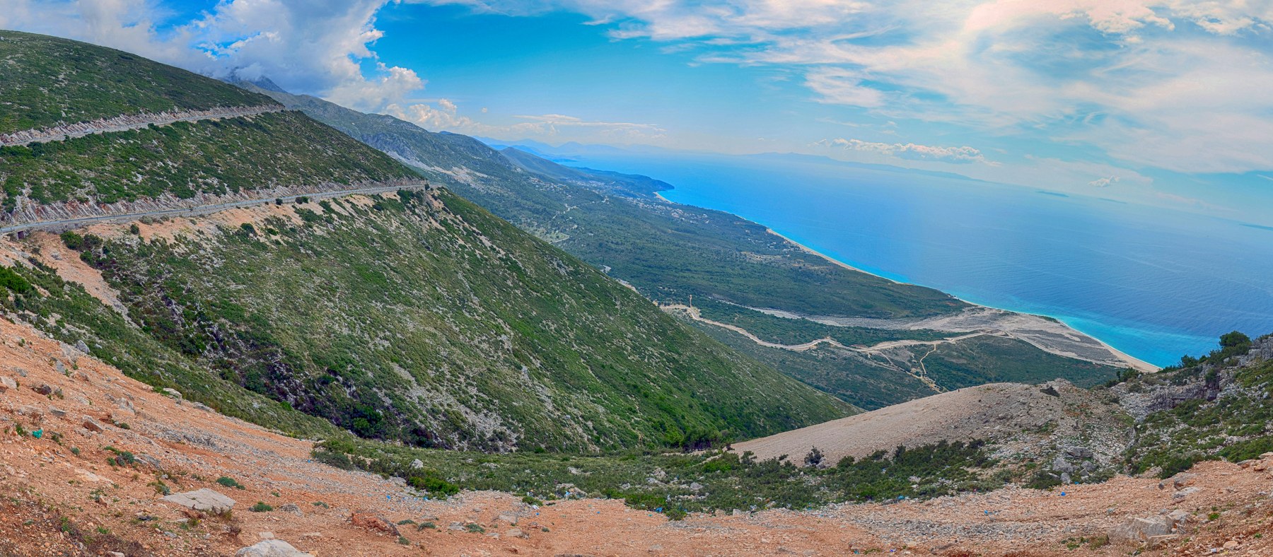 Rruga gjarpëruese e Llogarasë mbi Rivierën Shqiptare